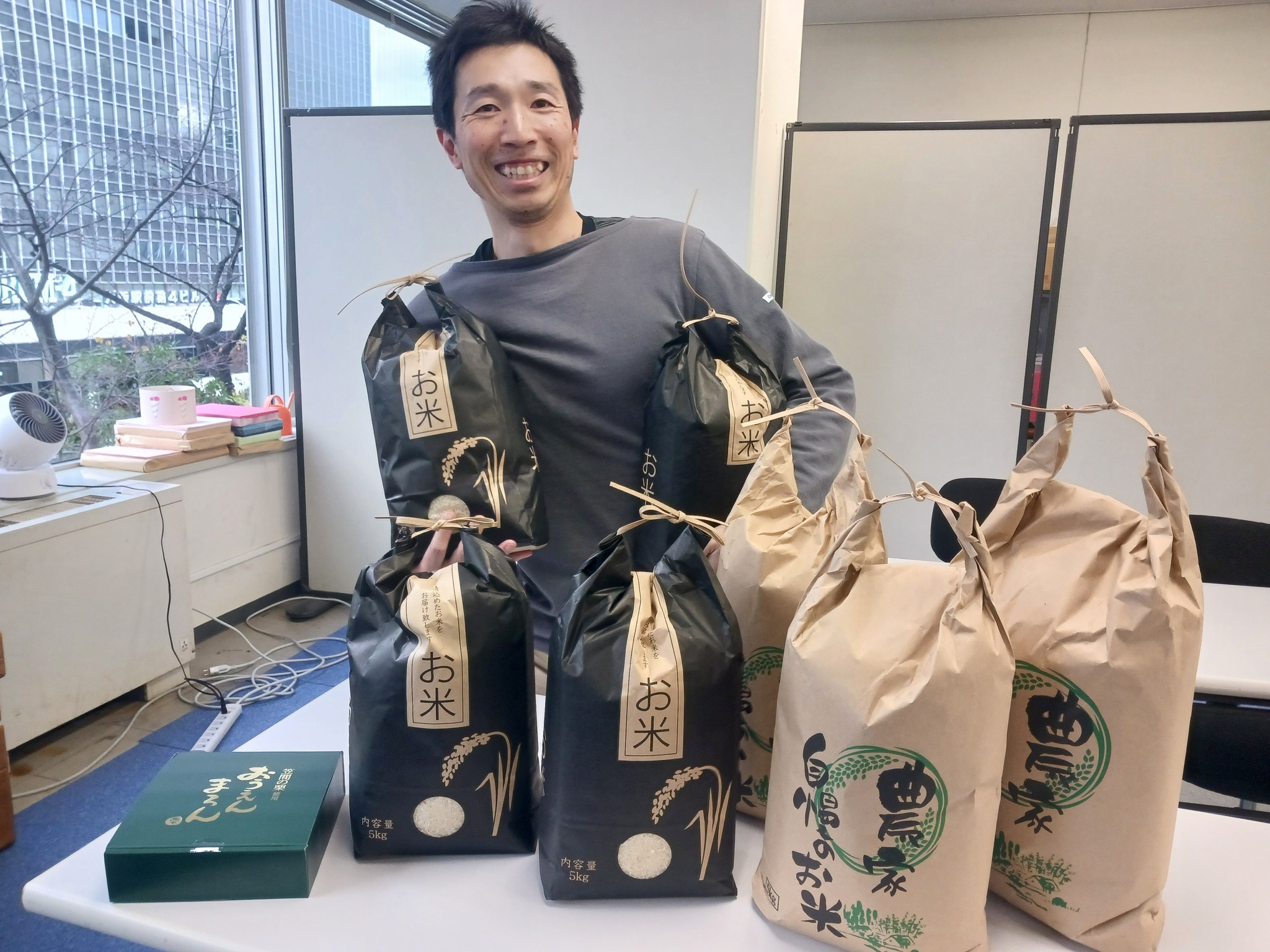 育て上げネットへ不良米を届けた様子